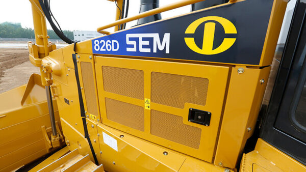 Отсек двигателя бульдозера SEM 826D