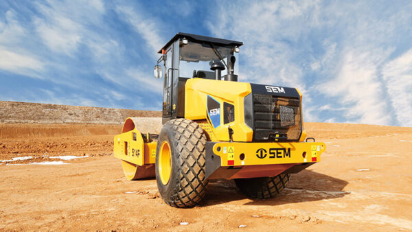 Новый грунтовый каток SEM 514F производства Caterpillar фото в работе