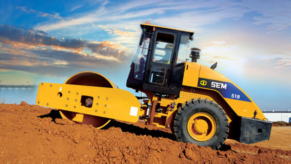 Грунтовый каток производства Caterpillar