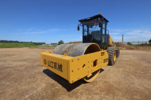 Грунтовый каток SEM 520F в работе