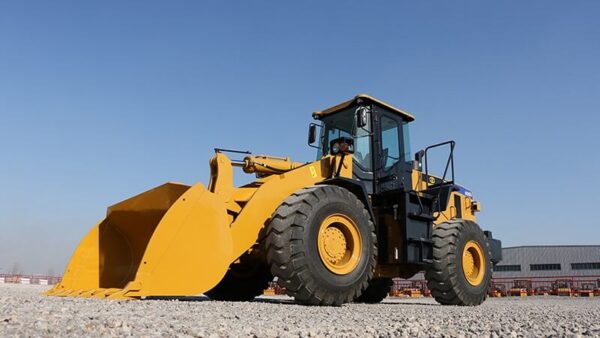 Фронтальный погрузчик SEM 655D в работе
