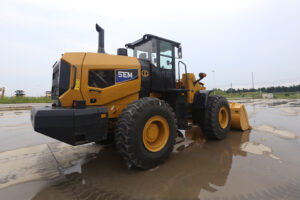 Фронтальный погрузчик SEM 655F